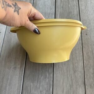 Vtg Tupperware 17 Cup Harvest Gold Round Salad Bowl Container 880-5-w/Lid 881-1